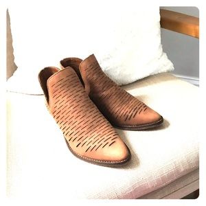 Steve Madden Arowe Cut Out ankle bootie 6.5